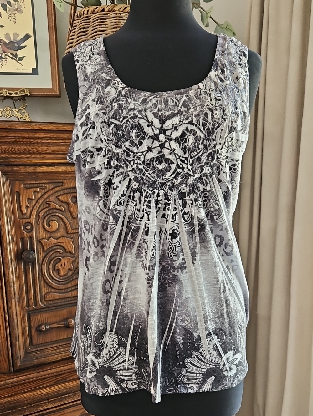 FRIENDS Women's Black & White Printed Women’s Tank. Size L
